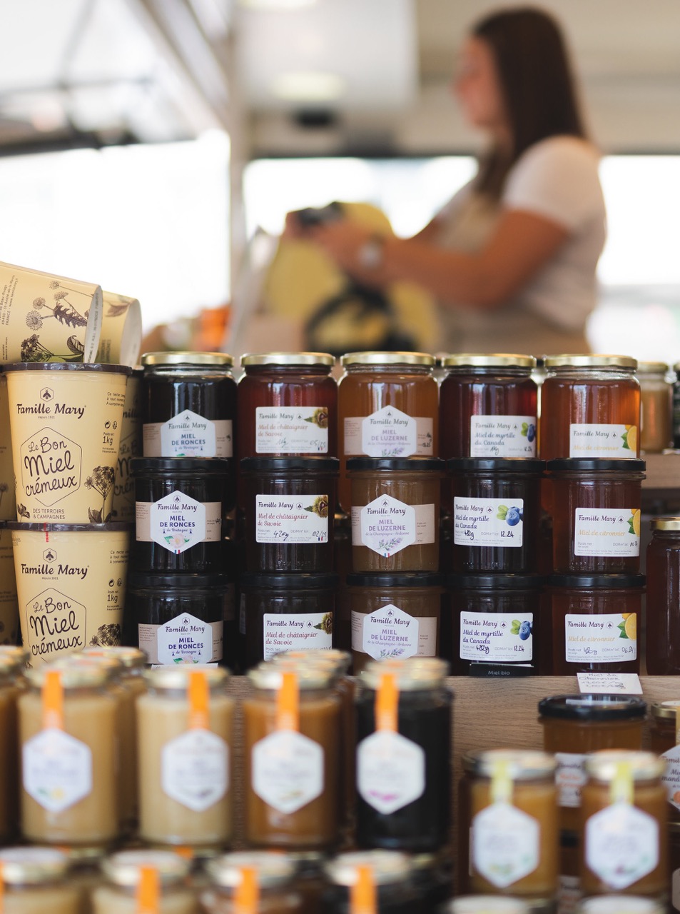 Pots de miel au marché 