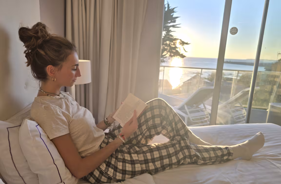 Lecture dans un hôtel cosy