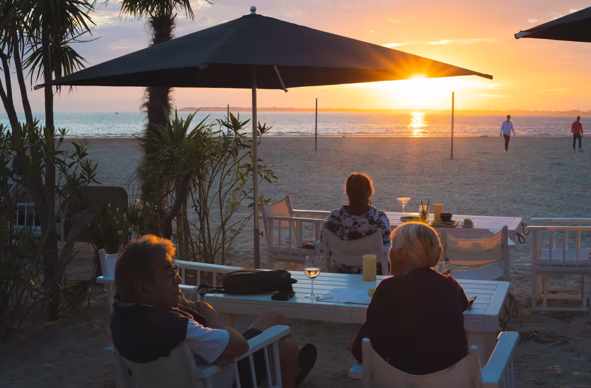 terrasse Nina à la plage au coucher de soleil plage des Libraires