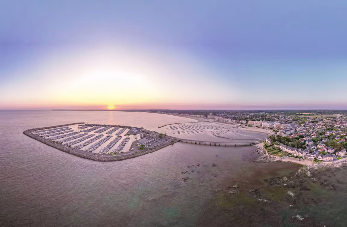 Vue drône du port de plaisance