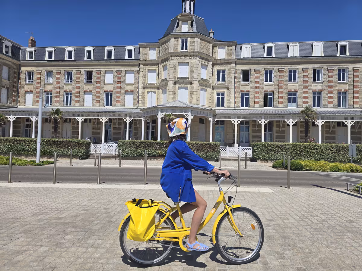 Promenade à vélo sur la piste cyclable du front de mer de Pornichet