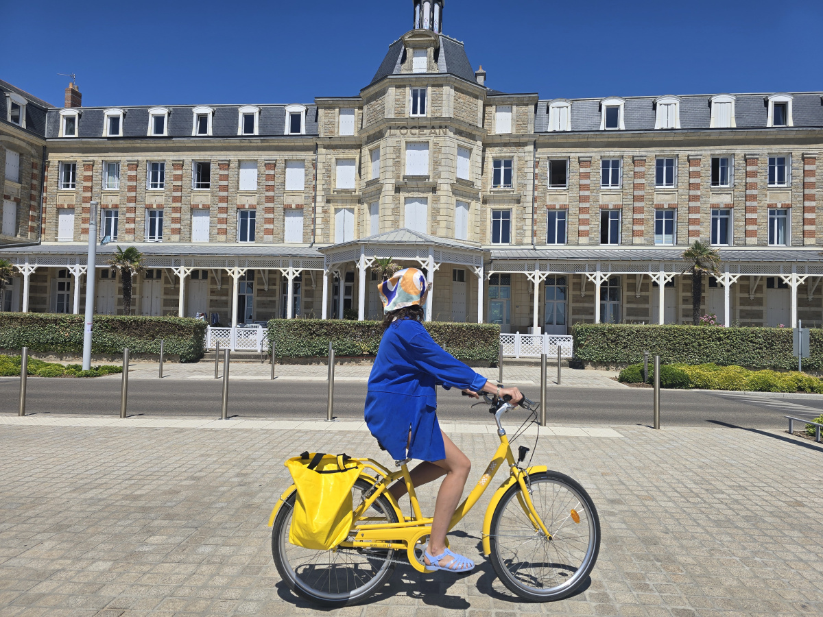 Promenade à vélo sur la piste cyclable du front de mer de Pornichet