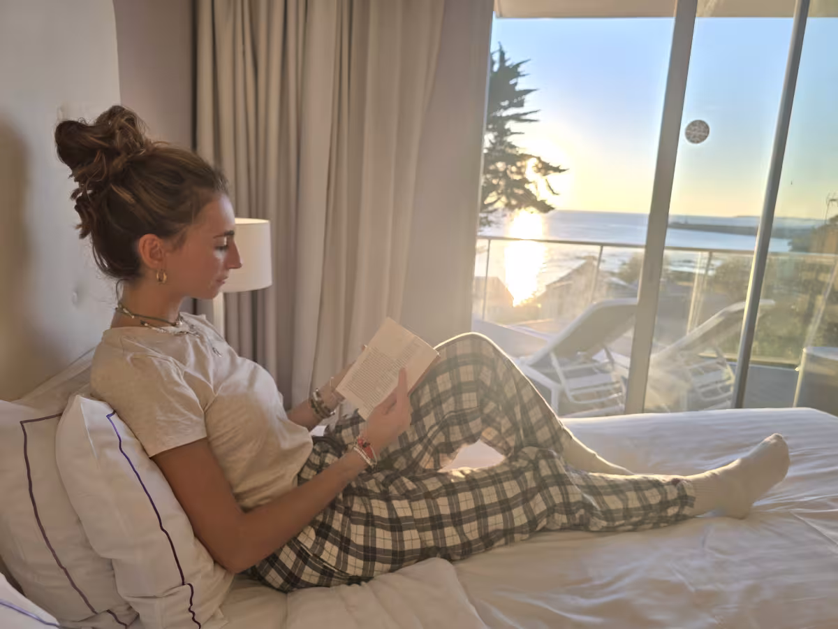 Lecture dans un hôtel cosy