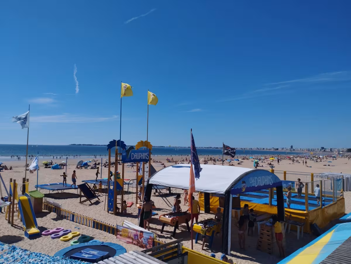 club de plage des dauphins sur la plage des Libraires