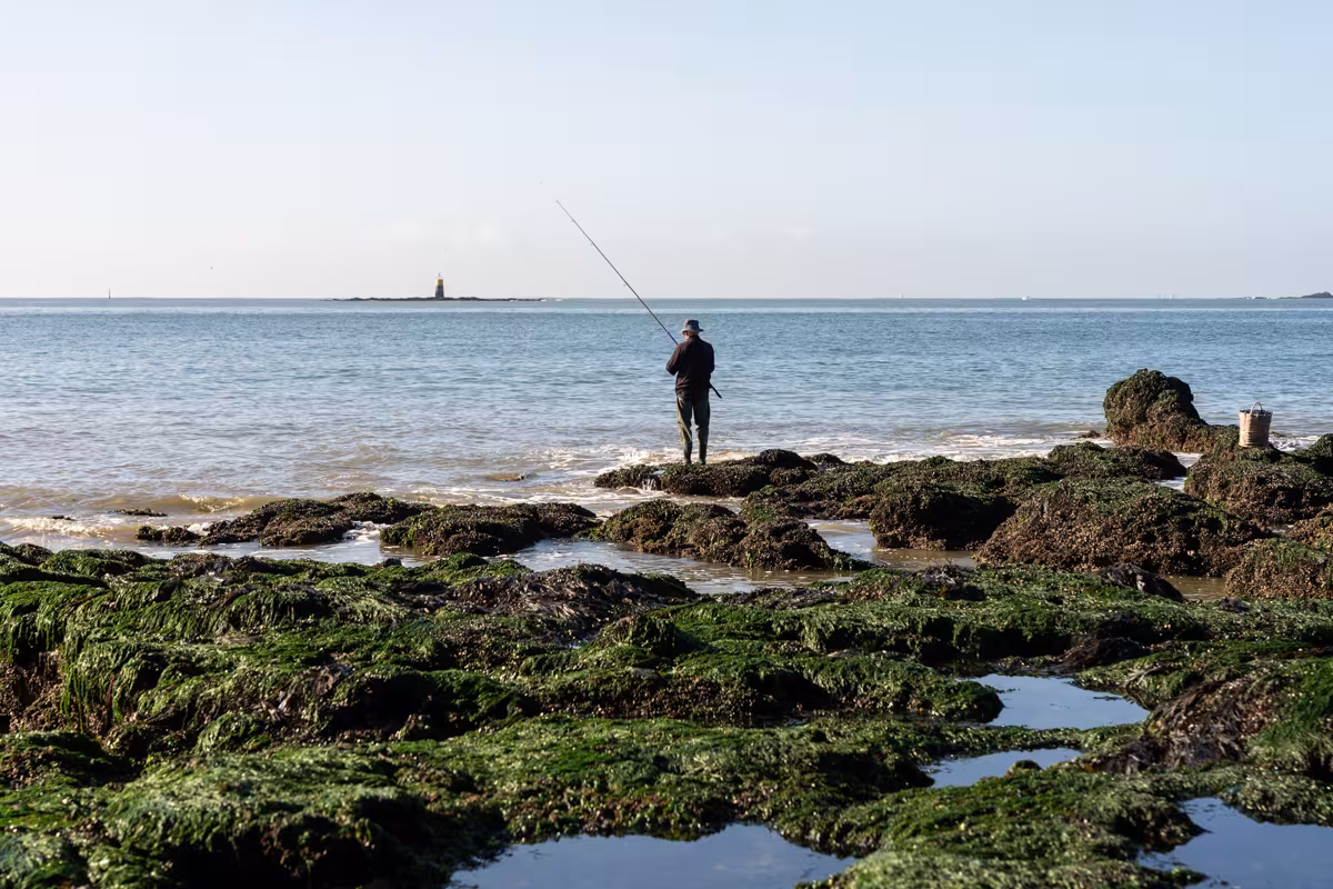 Pêcheur sur les rochers