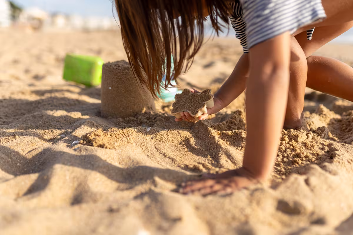 Petite fille qui s'amuse dans le sable plage des Libraires