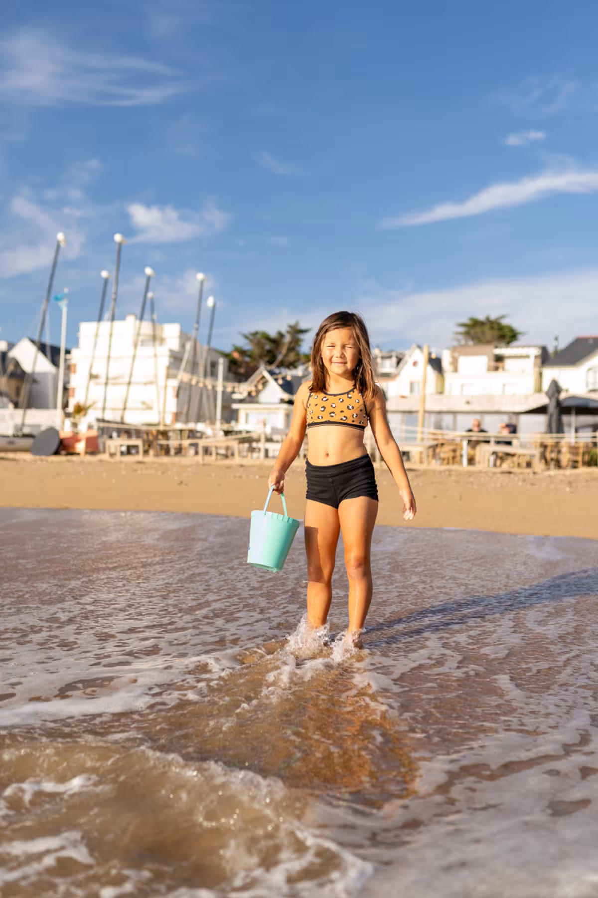 Petite fille avec un sceau