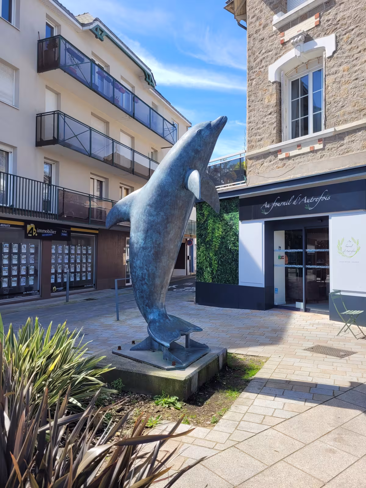 statue dauphin