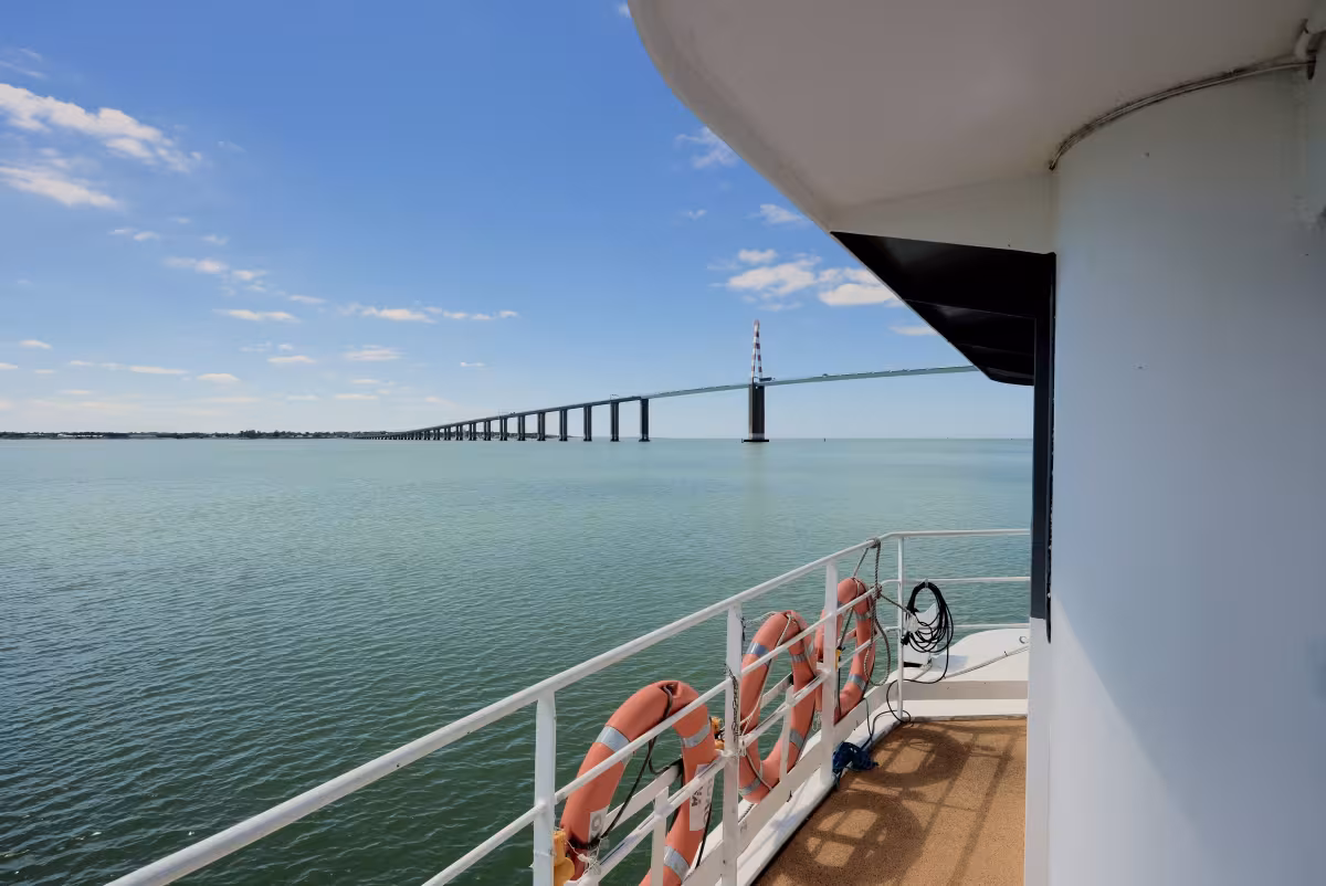 Photo prise sur la bateau avec vue sur le pont de Saint-Nazaire
