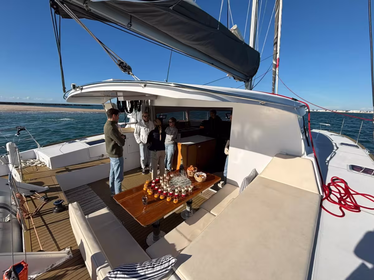 Pont arrière du catamaran avec collation