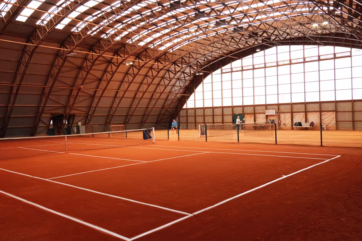 Terrain de tennis couvert
