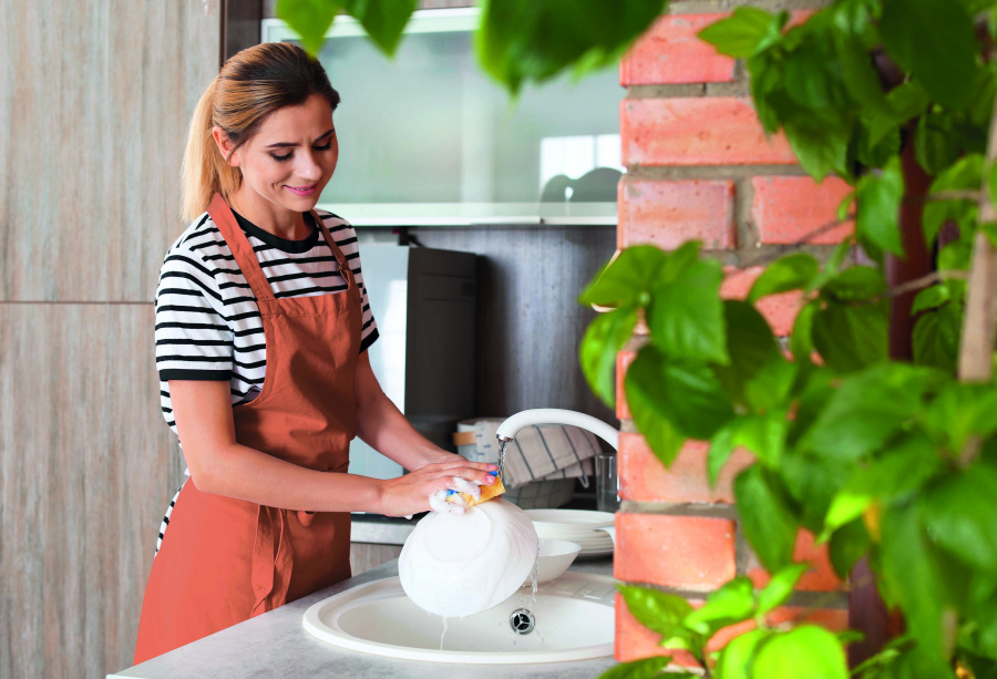 Femme faisant la vaisselle