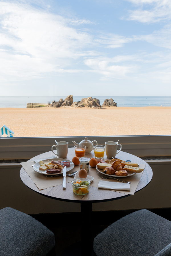 Petit déjeuner vue mer