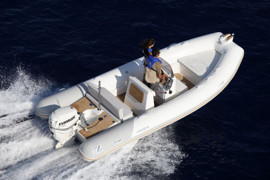 Vue aérienne d'un bateau à moteur en mer