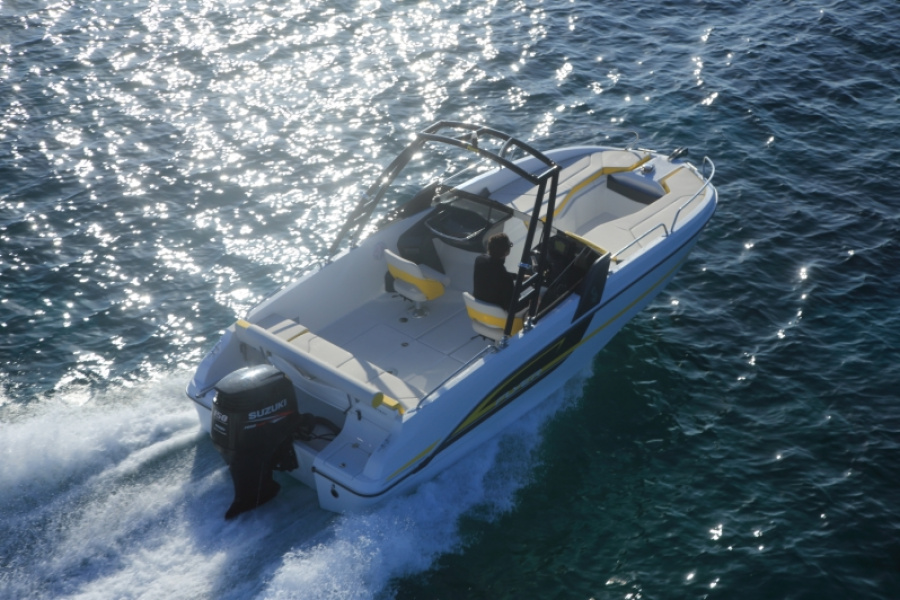 Vue aérienne d'un bateau à moteur en mer