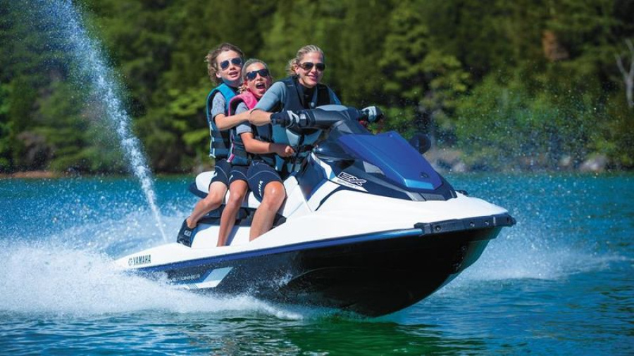 Jet-ski avec 3 passagers