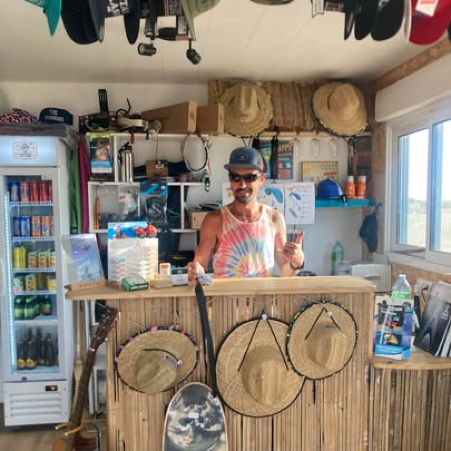 Intérieur de la boutique avec produits en présentation et vendeur à la caisse
