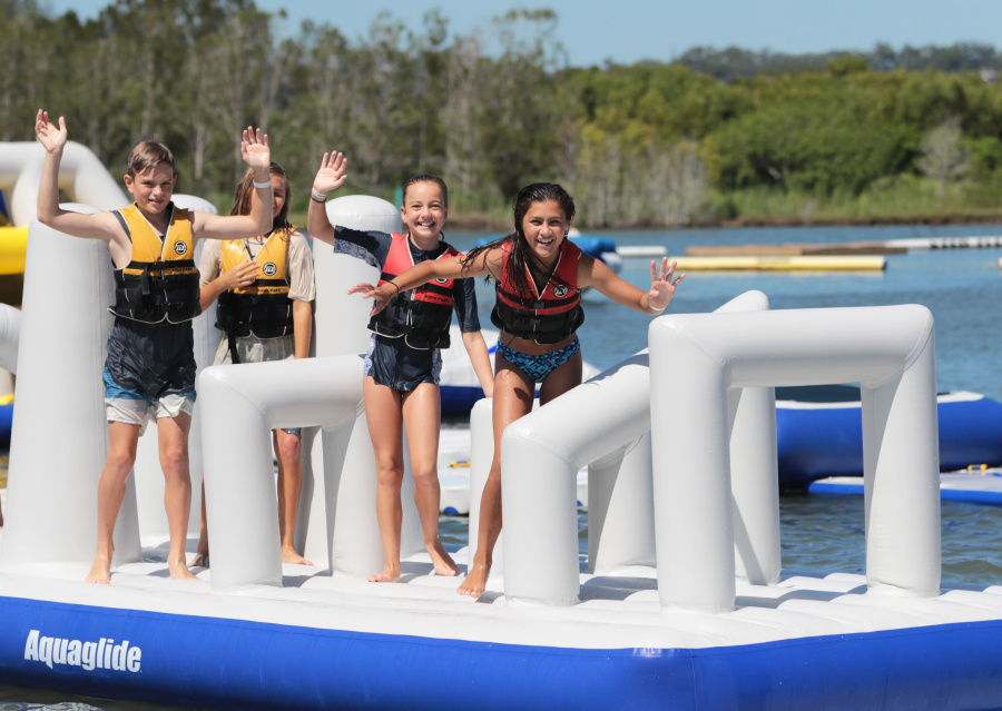 Enfants qui jouent dans l'aquapark