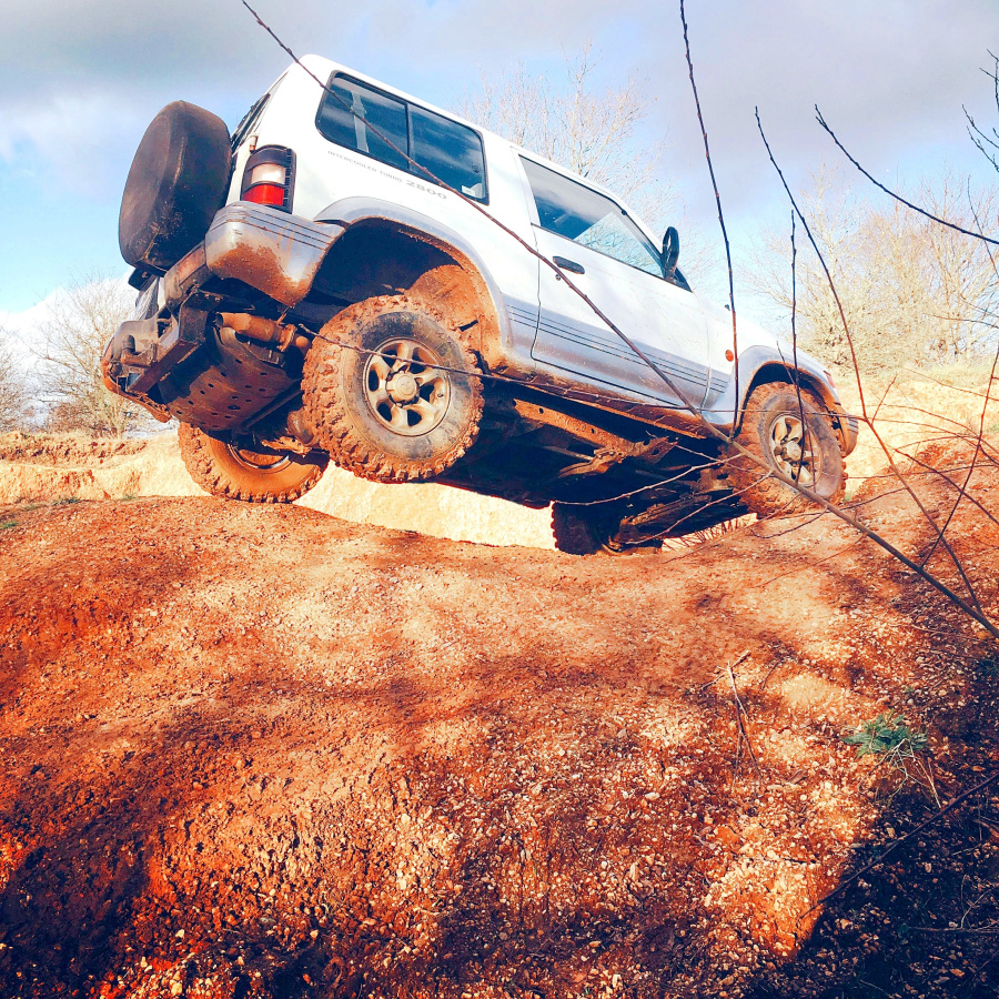 4X4 roulant dans la terre
