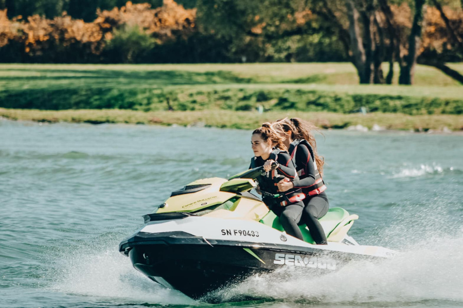 Jet-ski avec 2 passagers
