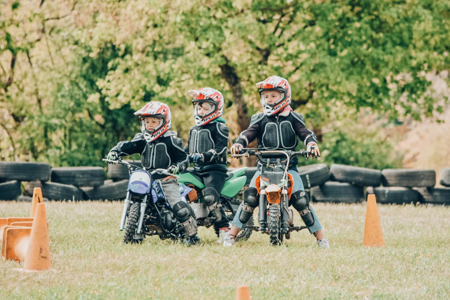 Session moto-cross avec 3 personnes