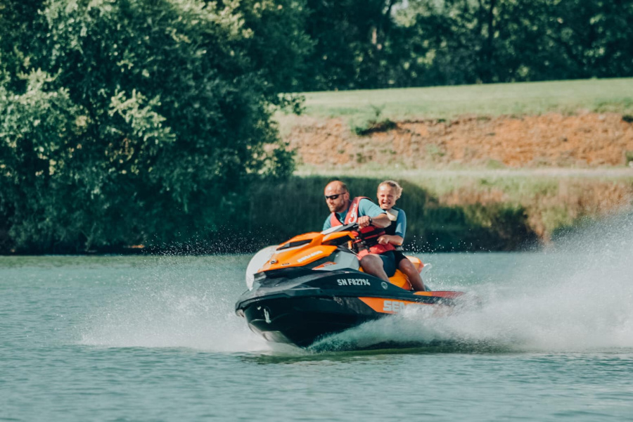 Jet-ski avec 2 passagers