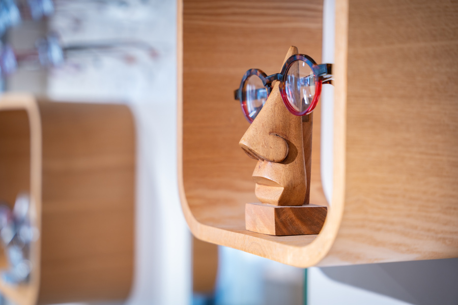 Paire de lunettes sur un support de présentation