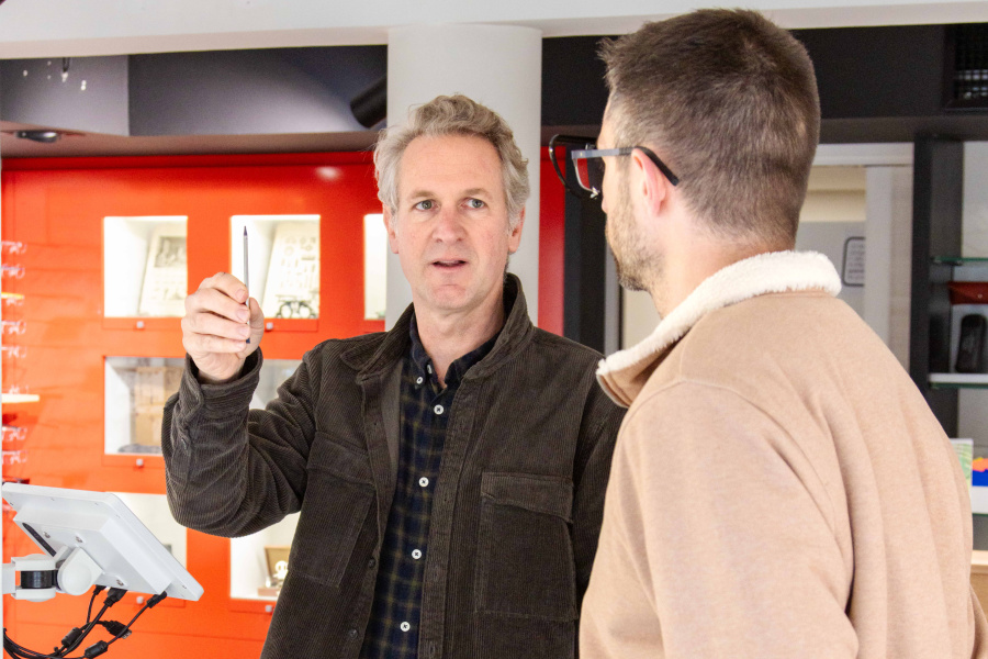 Yann de La Bardonnie et un autre homme
