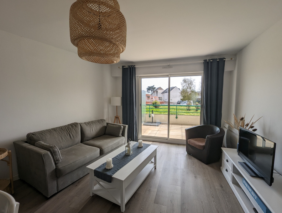 Salon avec vue sur l'extérieur