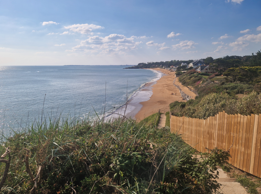 Vue de la plage depuis le sentier
