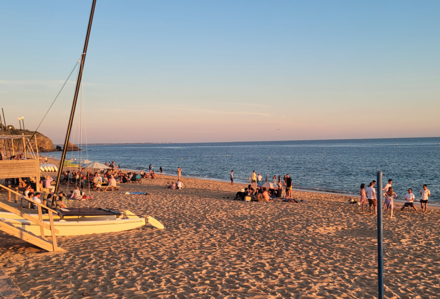 Coucher de soleil sur la plage, avec bateaux