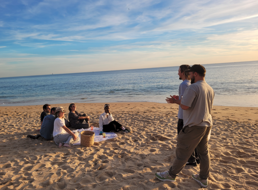 Pique-nique entre amis sur la plage