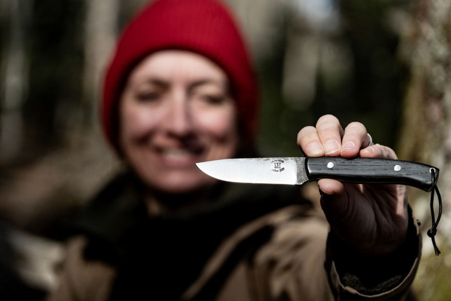 Femme tenant un couteau