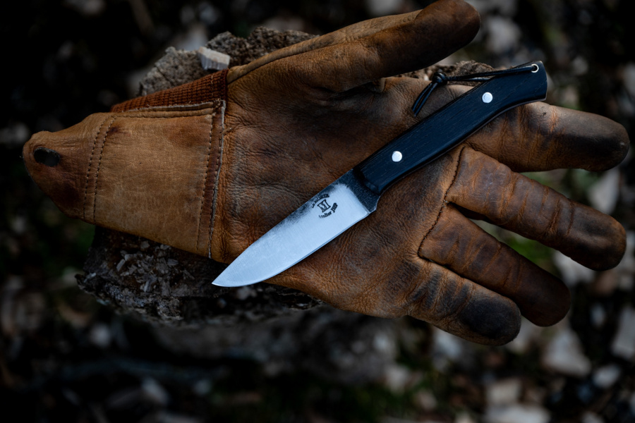 Couteau posé sur un gant