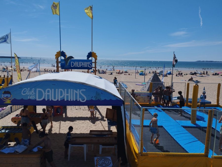 Vue sur les trampolines et la mer