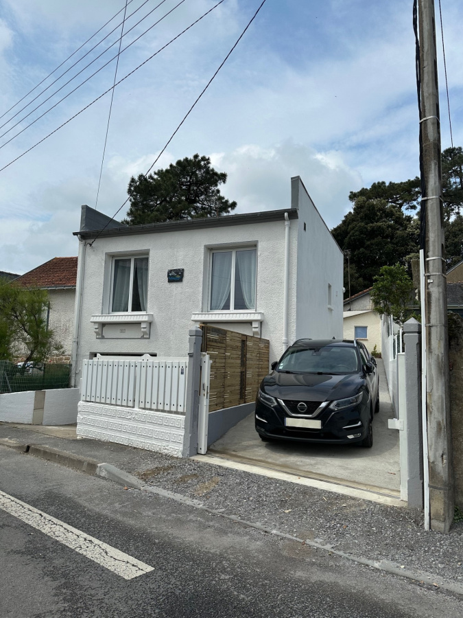 Façade avec le parking