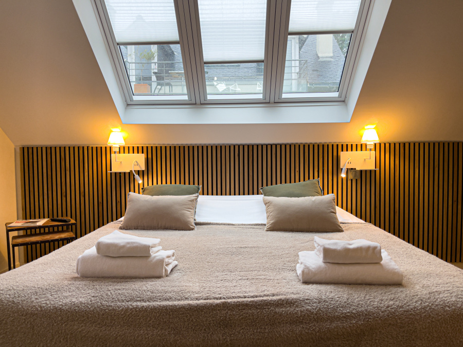 Chambre avec un lit double
