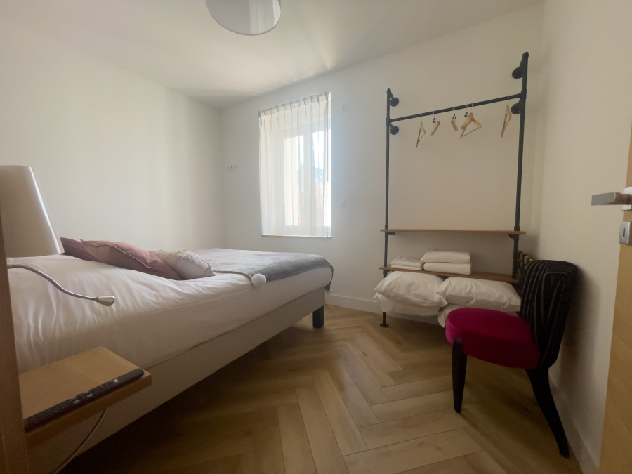 Chambre avec un lit double