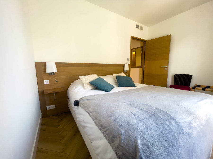 Chambre avec un lit double