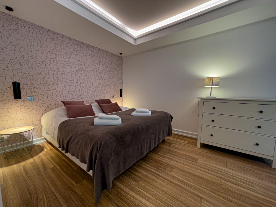 Chambre avec un lit double