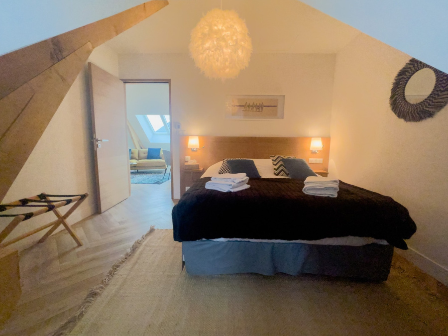 Chambre avec un lit double
