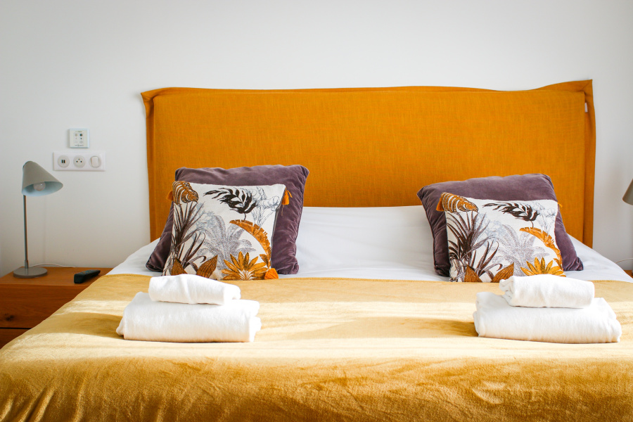 Chambre avec un lit double