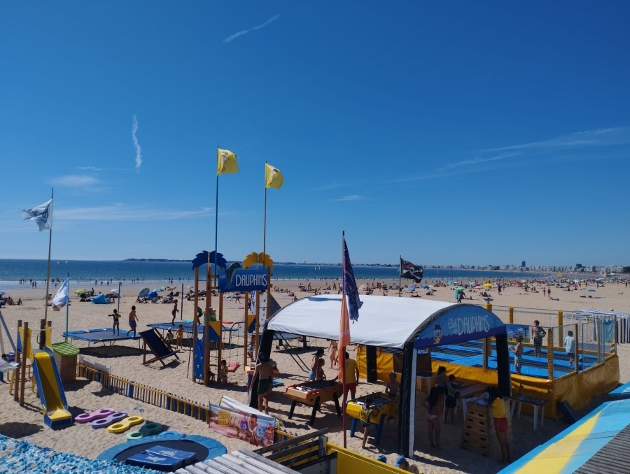 Photo du club avec jeux et trampolines - la mer en arrière plan