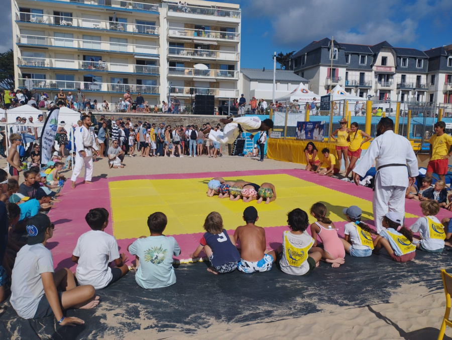Cours de judo donné sur la plage au club