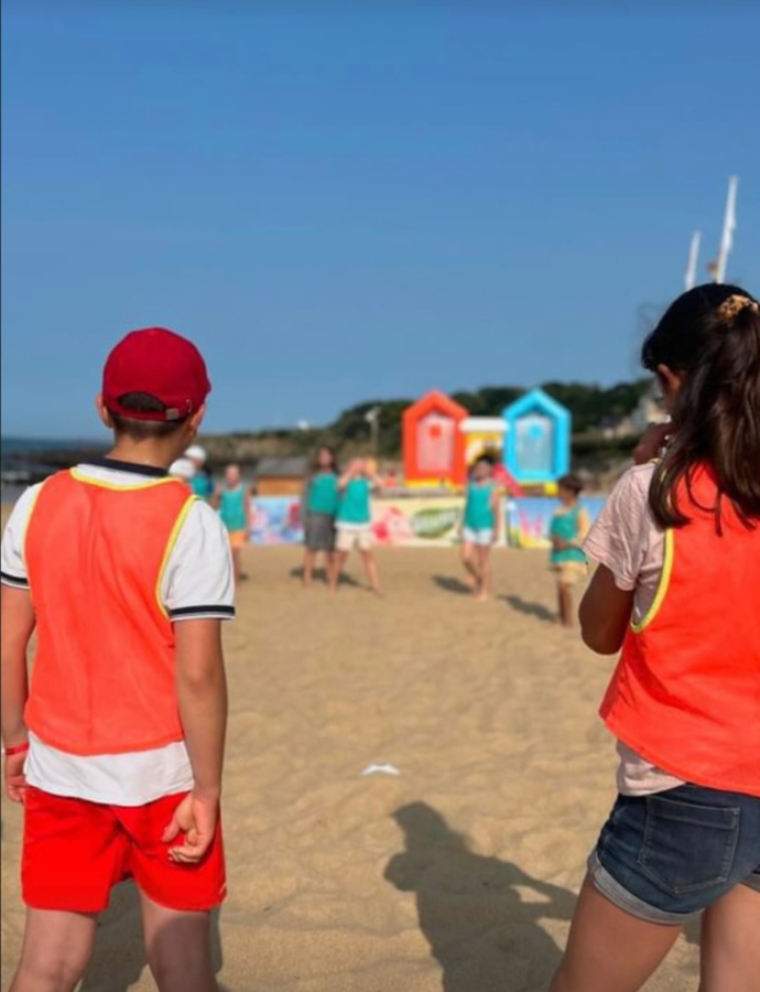 Deux enfants sur la plage