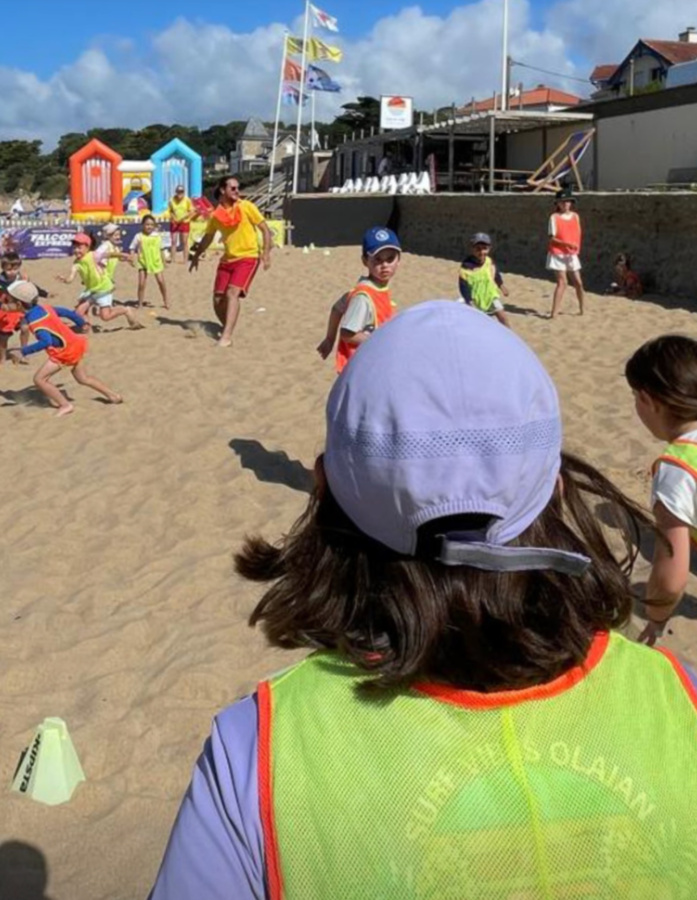 Enfants qui jouent à un jeu de course sur le sable