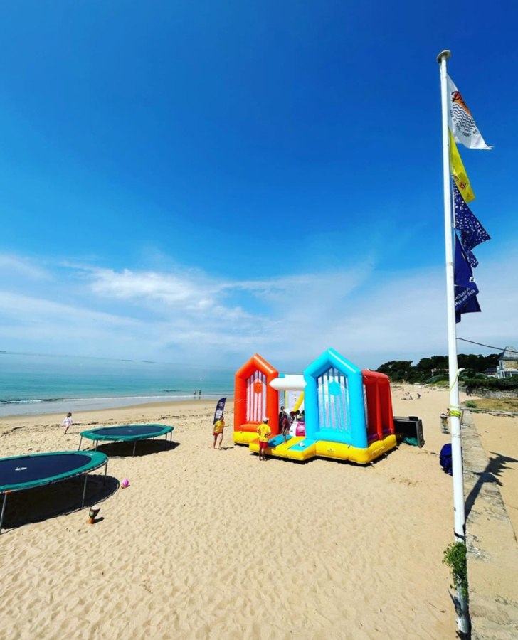 Structures de jeux sur la plage avec trampolines et jeux gonflables