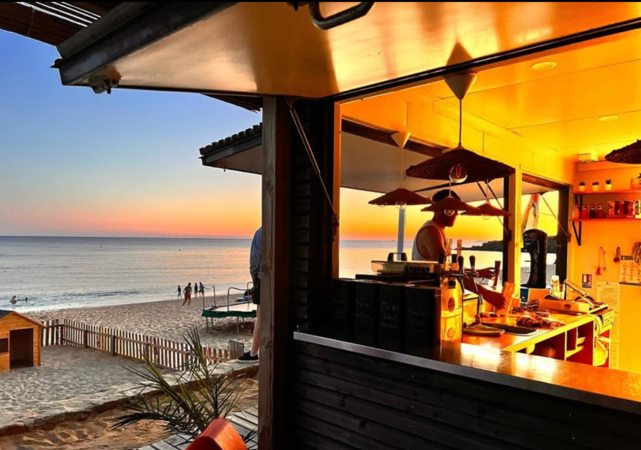 Snack du club de plage avec vue mer au coucher du soleil