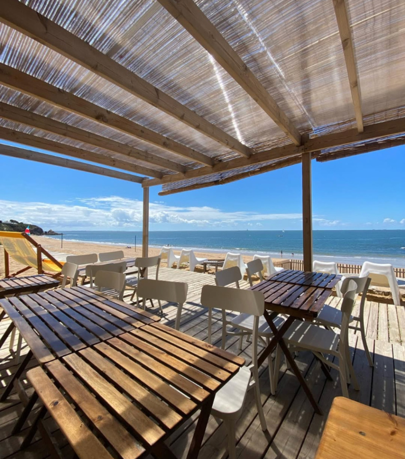 Terrasse en bois du snack avec vue mer