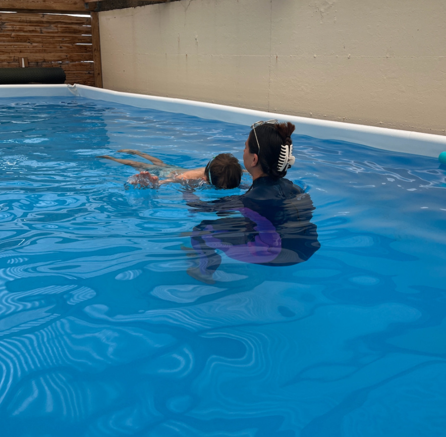 Cours de piscine avec un enfant et un moniteur